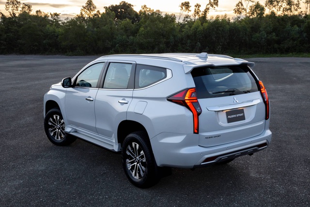 Thiết kế tổng thể phần đuôi xe của Mitsubishi Pajero Sport